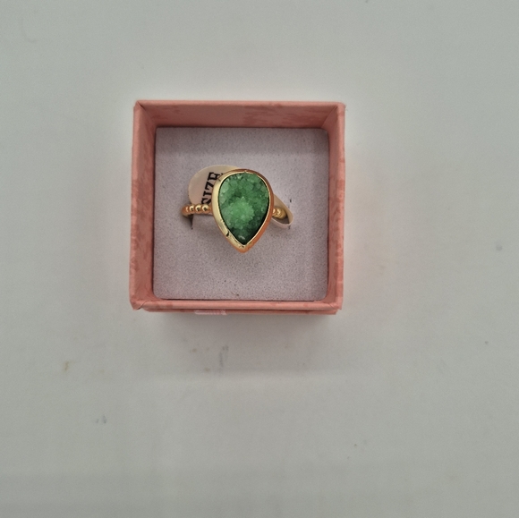 Jewelry - Elegant Green Stone Ring Size 7
